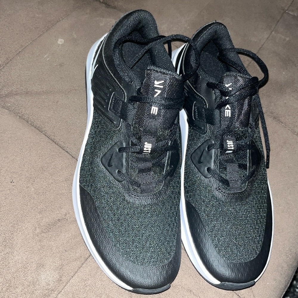 NWTB NIKE SNEAKERS BLACK/White size 9